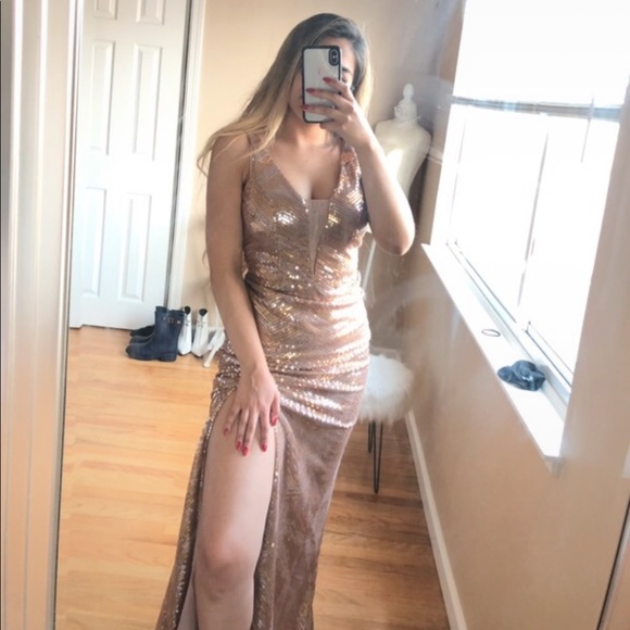 Gold gown - Picture 1 of 2